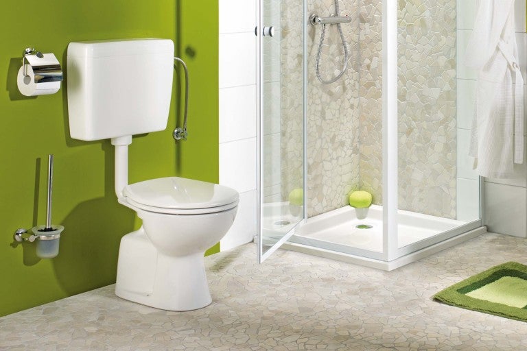 Koupelna s toaletou, sprchou a koupelnovým kobercem