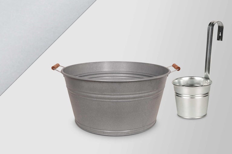 Saunový kbelík a naběračka z kovu s dřevěnými držadly