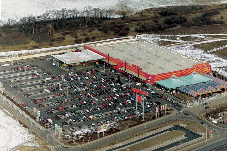 Letecký pohled na hobbymarket Hornbach s parkovištěm a okolím
