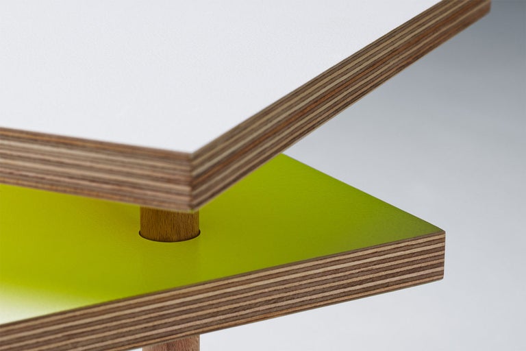 Detail nábytku se stolovými deskami z potaženého dřeva a dřevěnou nohou