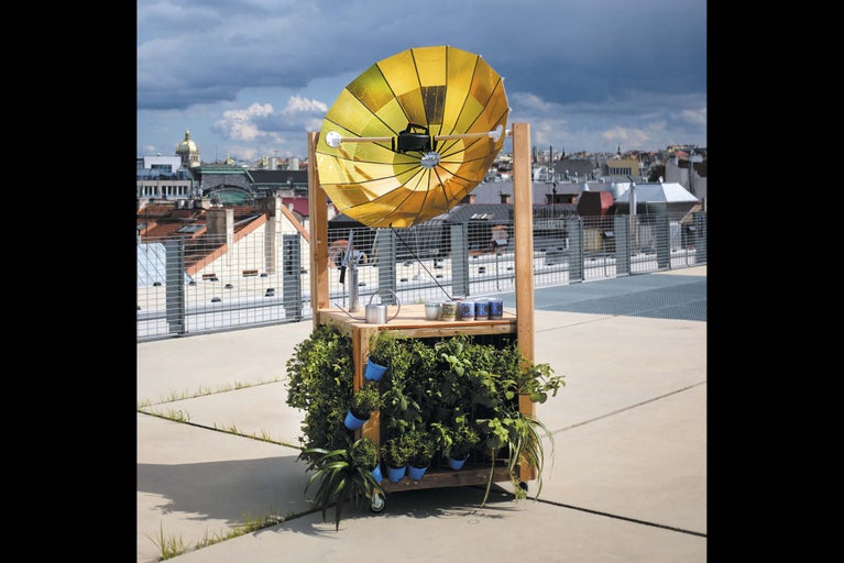 Mobilní vařič se solárním zrcadlem a truhlíkem na střešní terase