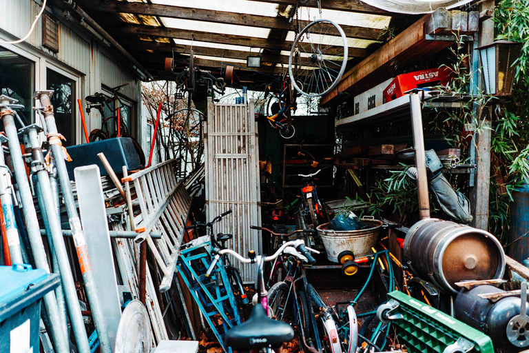 Nepřehledná úložná místnost s koly, žebříky a nářadím