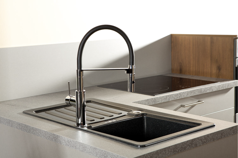 Kuchyňský dřez s baterií na pracovní desce