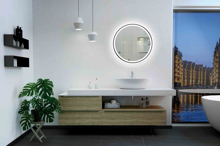 Moderní koupelna s umyvadlem, zrcadlem s osvětlením, závěsnými svítidly a rostlinou