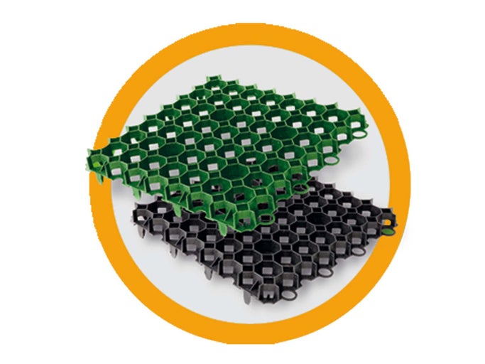 Zelené a černé zatravňovací dlaždice z plastu