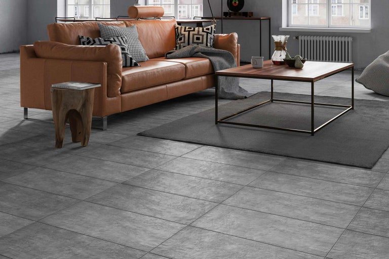 Obývací pokoj s dlažbou, koženou pohovkou a dřevěným stolem