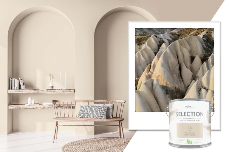 Světlý obývací pokoj s lavicí, policemi a plechovkou barvy na stěny Style Color Selection