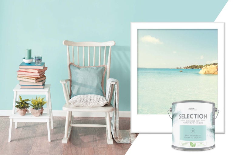 Obývací pokoj s barvou, houpacím křeslem, dekorací a plechovkou barvy