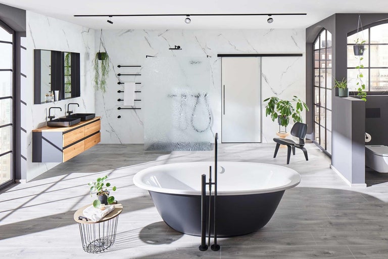 Moderní koupelna s volně stojící vanou, umyvadlovou skříňkou se dvěma umyvadly a sprchou