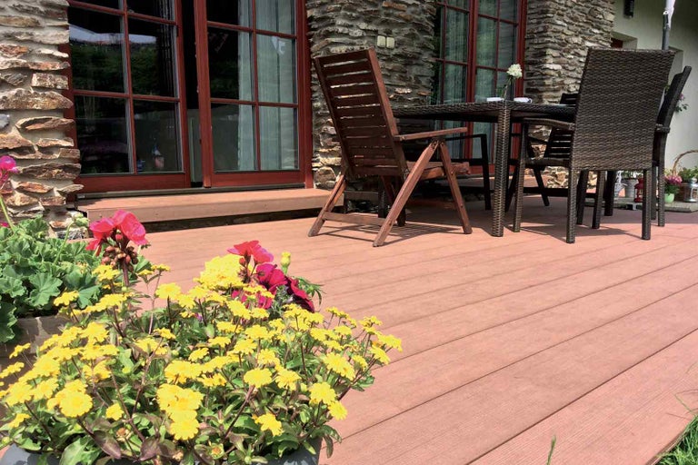 Terasa se zahradním nábytkem a květináči