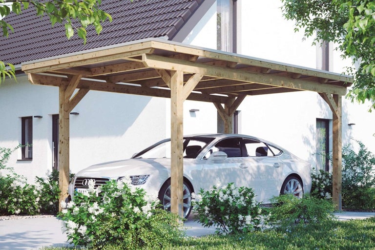 Dřevěný přístřešek pro auto s autem před domem