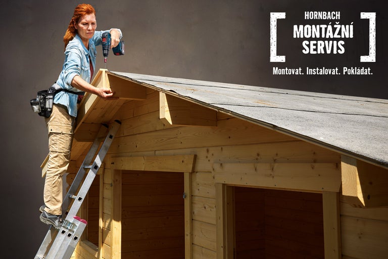 Žena pracuje se šroubovákem na dřevěném domě; Montážní servis Hornbach.