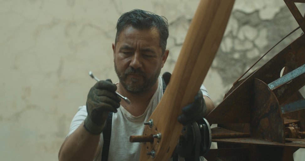 Muž s klíčem upevňuje vrtuli