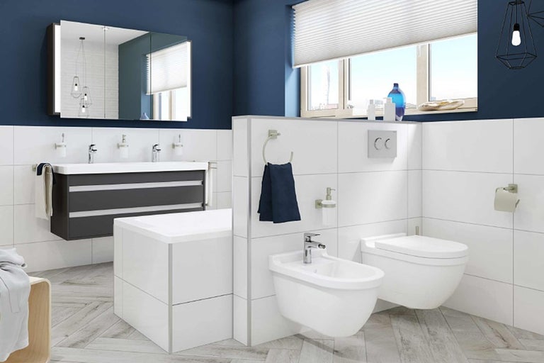 Moderní koupelna s umyvadlem, zrcadlovou skříňkou, bidetem a toaletou.