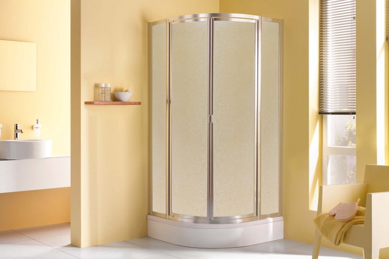 Sprchový kout se strukturovanou skleněnou stěnou v koupelnovém prostředí.