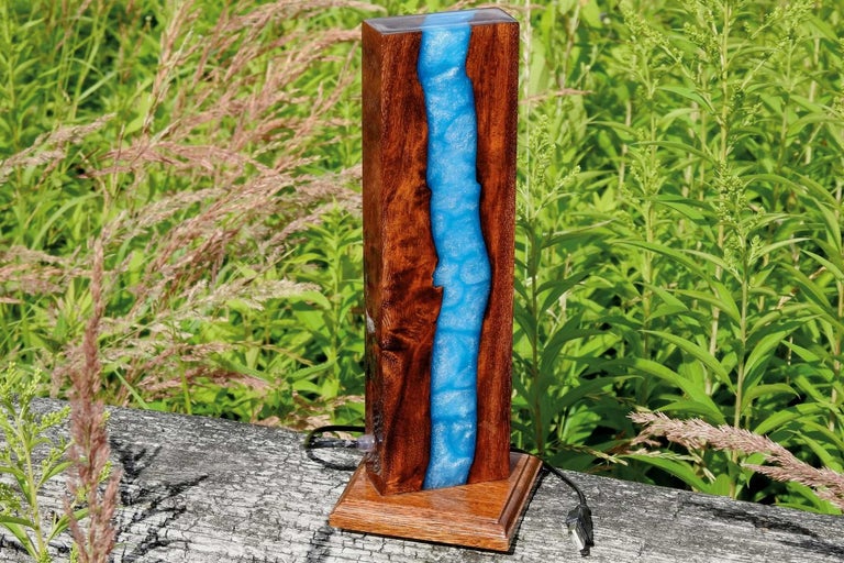 Dekorativní dřevěná stolní lampa s epoxidovou pryskyřicí