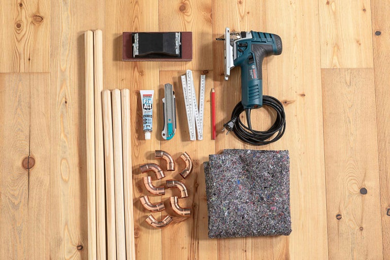 Materiály a nástroje pro stavební projekt na dřevěné podlaze