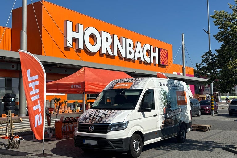Hobby market Hornbach s prodejním stánkem Stihl a dodávkou