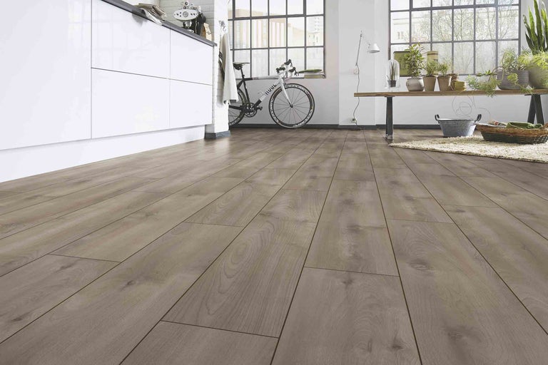 Světlá laminátová podlaha v moderním kuchyňském designu.