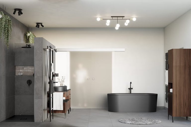 Moderní koupelna se sprchou, umyvadlem, vanou a posuvnými dveřmi