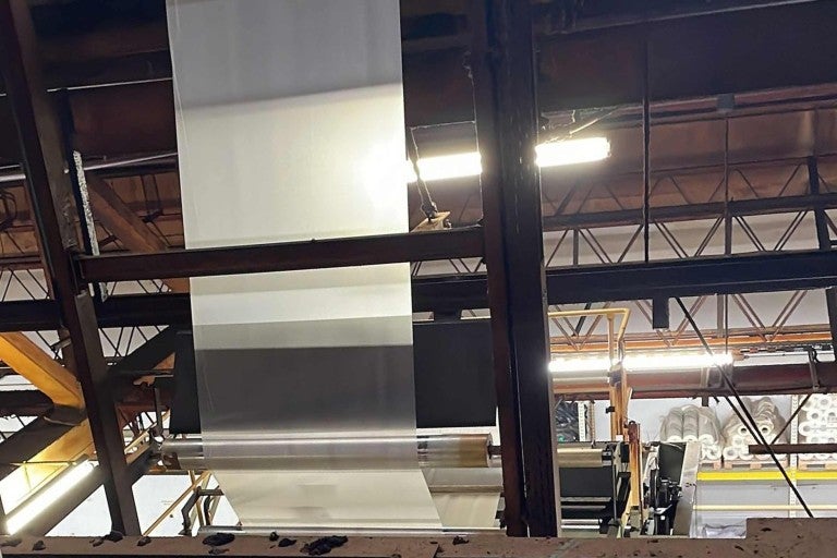 Instalace pro výrobu těsnicích pásů v továrně.