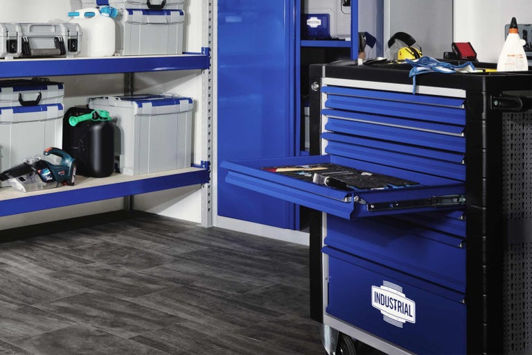 Dílna s ponkem, nářadím a úložnými regály