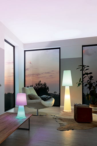 Obývací pokoj s křeslem, konferenčním stolkem, stojací lampou a stolní lampou