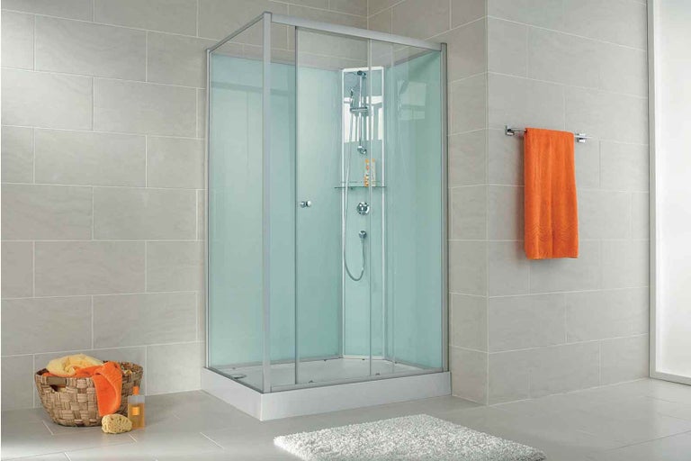 Sprchový kout s posuvnými dveřmi v koupelně