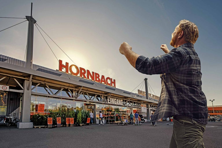 Exteriér hobbymarketu Hornbach se zákazníkem