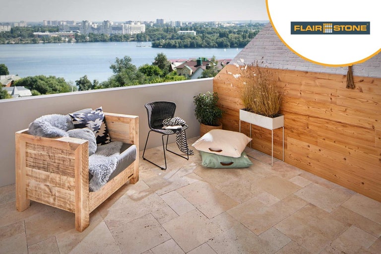 Balkónová scéna s dřevěným nábytkem, květináči a výhledem na jezero