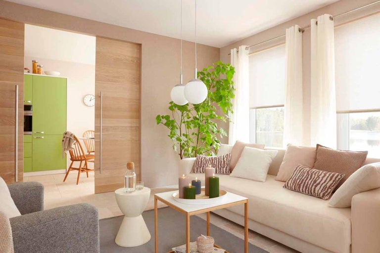 Světlý obývací pokoj s pohovkou, stolem, dekorací, okny a posuvnými dveřmi do jídelny