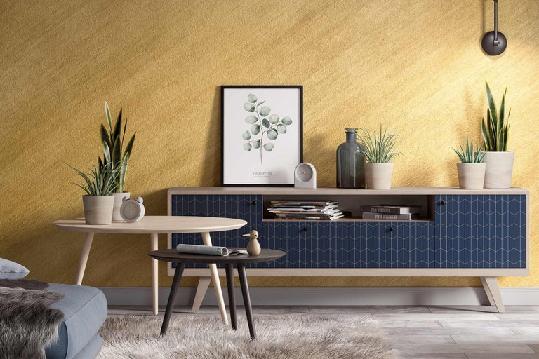 Obývací pokoj s příborníkem, stolem a dekorací