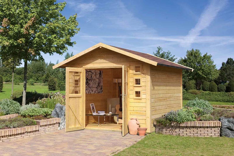 Zahradní domek s otevřenými dvoukřídlými dveřmi, okny a interiérem venku