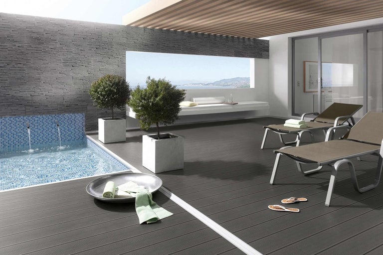 Terasa s bazénem, lehátky a květináči