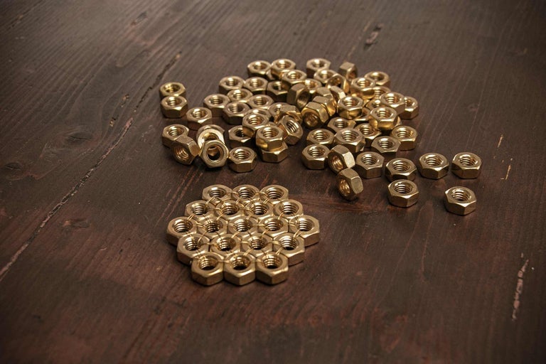 Šestihranné matice na dřevěném pozadí