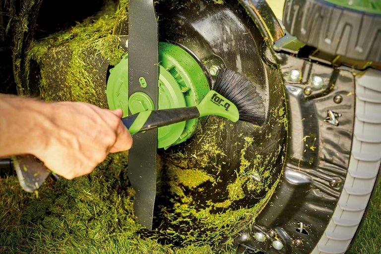 Čištění sekačky na trávu kartáčem od for_q