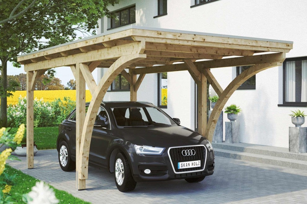 Dřevěný carport s autem před domem