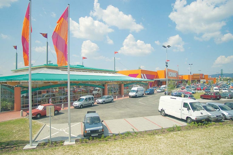 Venkovní pohled na hobbymarket Hornbach s parkovištěm za slunečného dne