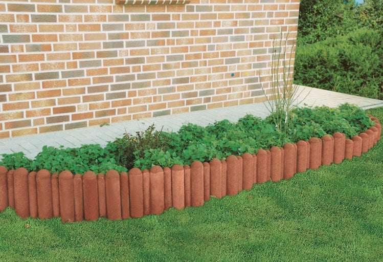 Betonový obrubník se zaoblenými hranami na zahradě