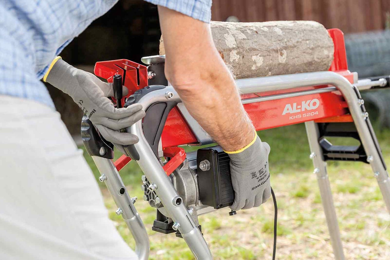 Osoba obsluhuje štípačku dřeva AL-KO KHS 5204 s polenem nahoře.