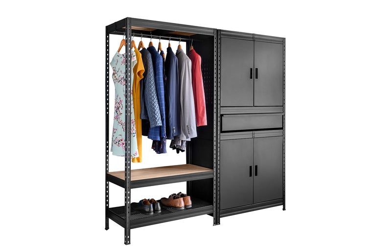 Šatníková kombinace s šatní tyčí, policemi a skříňovými prvky pro uložení oblečení a obuvi
