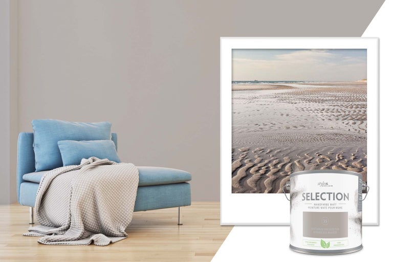 Obývací pokoj s tyrkysovou pohovkou, barvou na stěny a zarámovaným obrázkem pláže