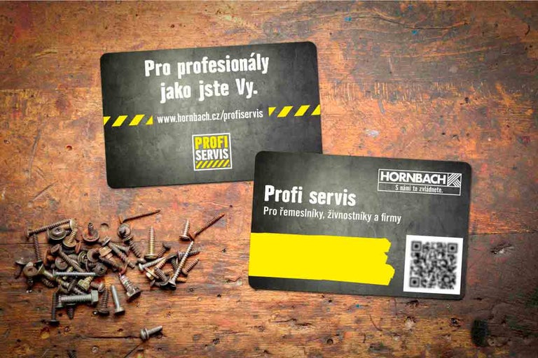 Vizitky Hornbach Profi Service a šrouby na stole