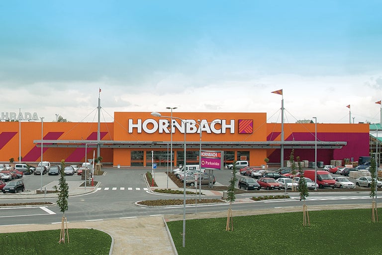 Exteriér hobbymarketu Hornbach s parkovištěm