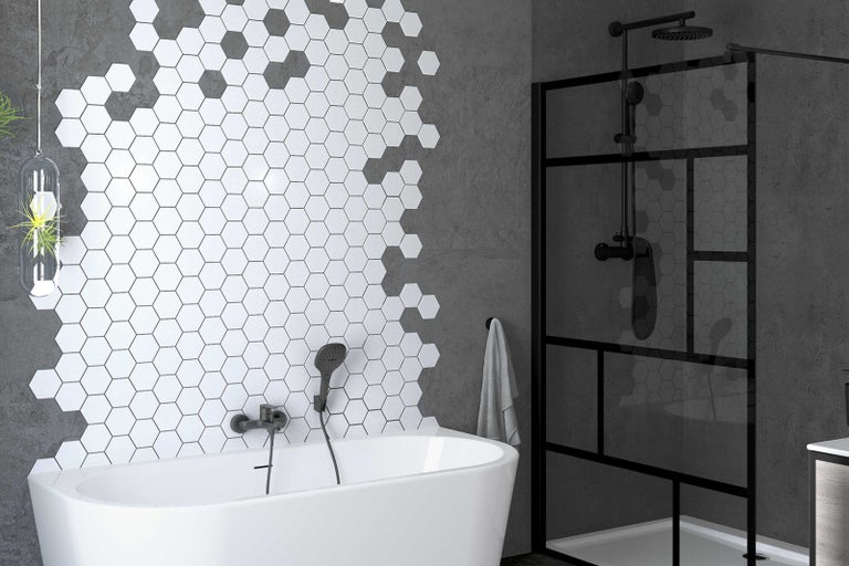 Koupelna s vanou, sprchou a šestihrannými obkládačkami