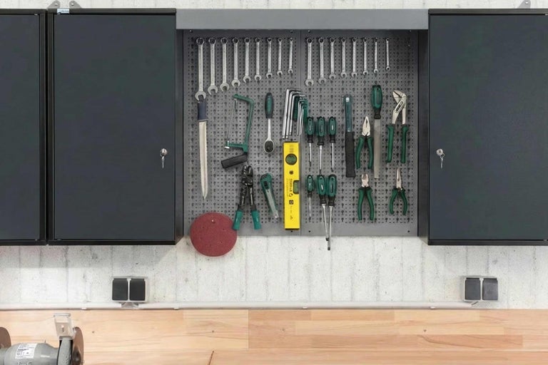 Dílna se skříní na nářadí, děrovanou stěnou a nářadím