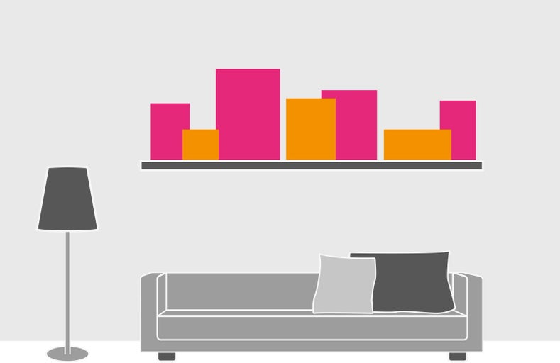 Ilustrace obývacího pokoje s policí, dekorací, lampou a pohovkou