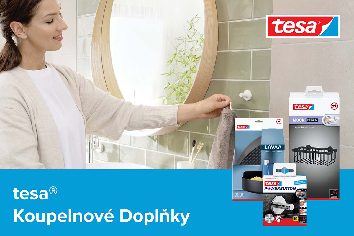 Koupelnová scéna s ženou, zrcadlem a koupelnovými doplňky Tesa