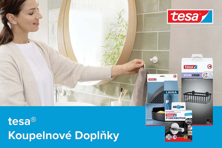 Koupelnová scéna s ženou, zrcadlem a koupelnovými doplňky Tesa