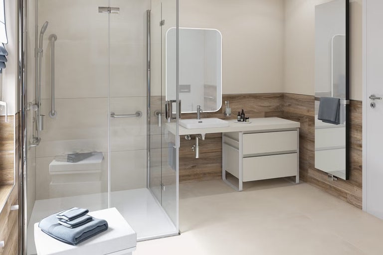 Bezbariérová koupelna se sprchou, umyvadlem a zrcadlem